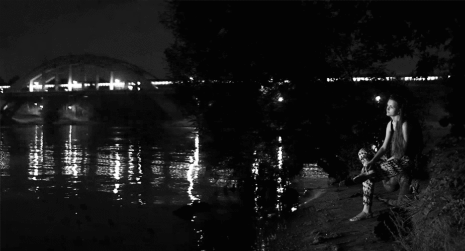 Мы гуляли довольно долго до самого вечера. Река ночью. Девушка у реки ночью. Ночь гиф. Ночные летние прогулки.