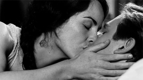 Гифки женщина целует мужчину. Нежный поцелуй. Сладкий поцелуй. Нежные объятия и поцелуи. Нежный сладкий поцелуй.